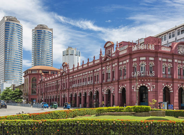 Colombo, un edificio costruito nel 1906 come grande magazzino per proprietari terrieri e funzionari inglesi. Sullo sfondo i grattacieli della città moderna (Nigel Pavitt/John Warburton-Lee/Cuboimages).